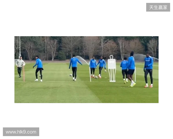跟队：埃斯特旺参加了切尔西的公开训练，里斯、约恩森缺席